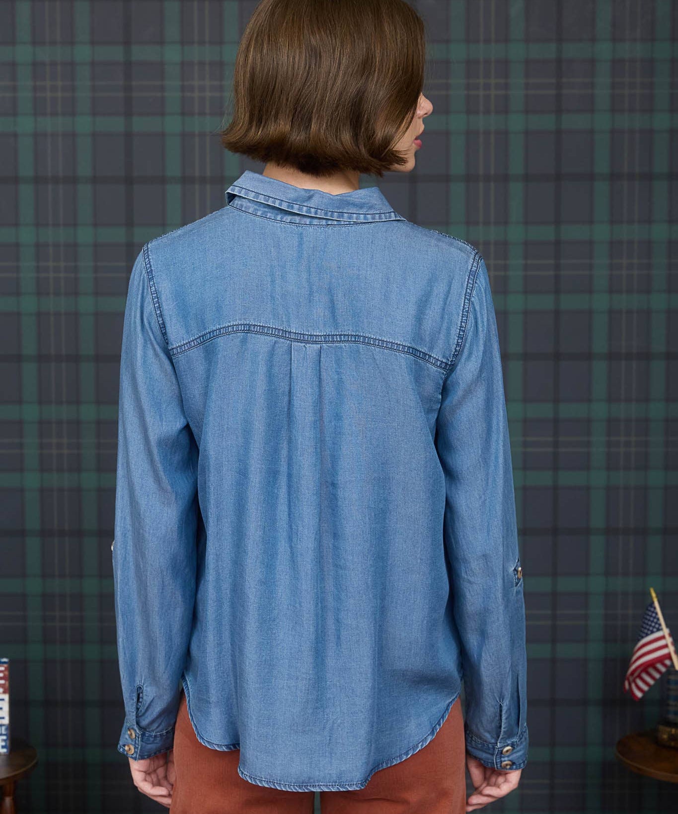 CHAMBRAY COLLARED 3/4 TAB SLEEVE BUTTON DOWN SHIRT